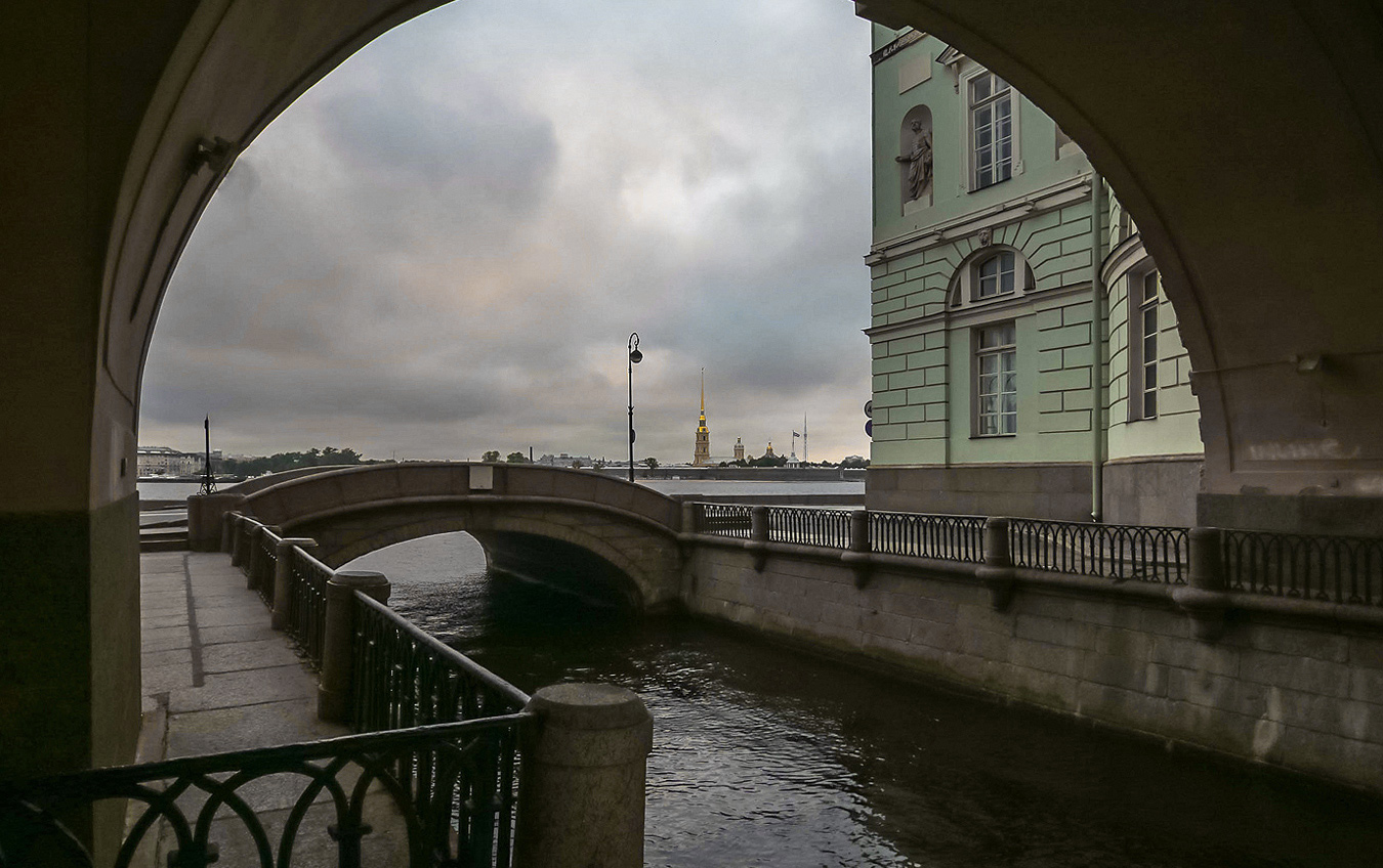 Эрмитажный мост в Санкт-Петербурге